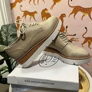 Steve Madden taupe platform shoe